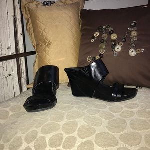 UNLISTED black wedge